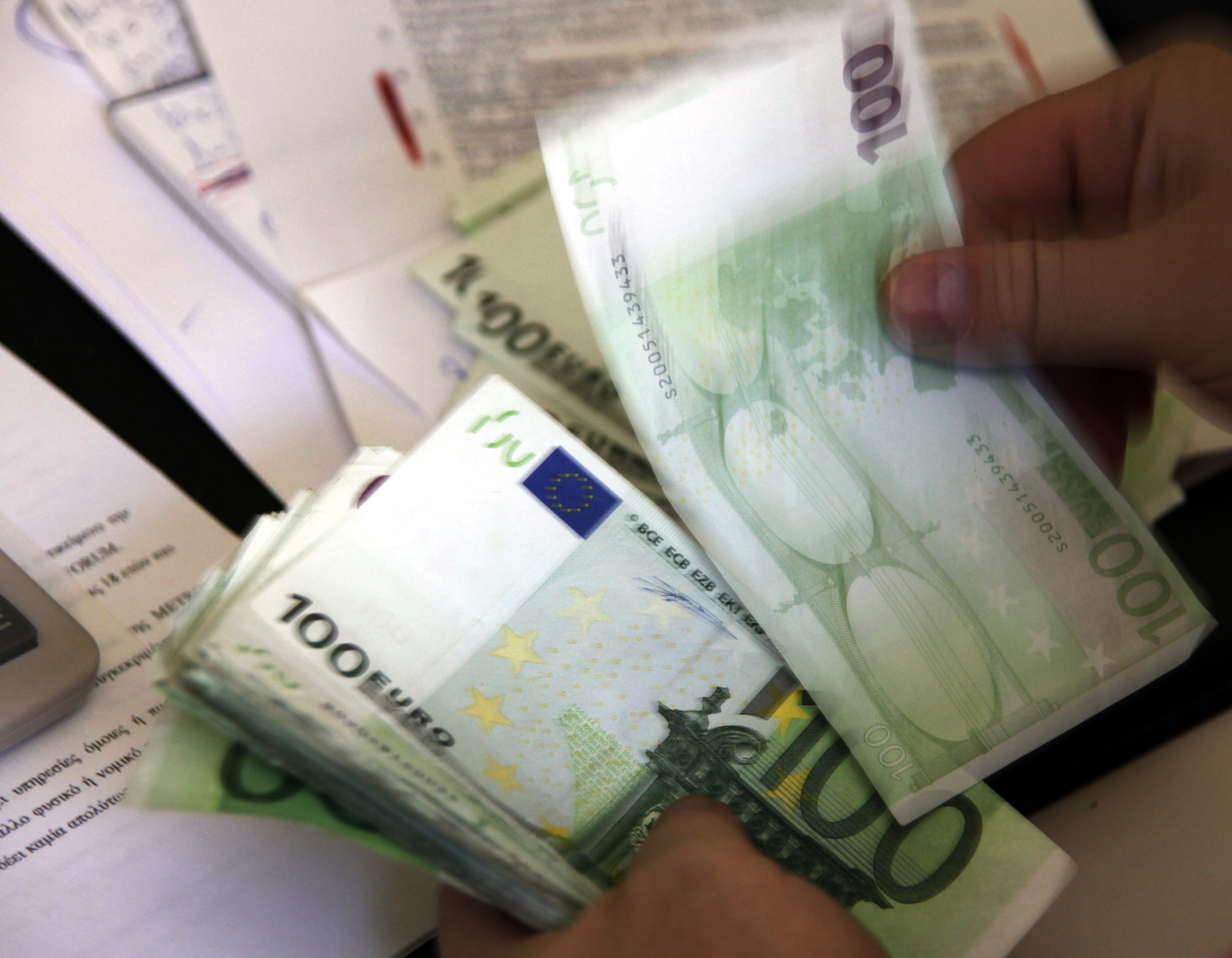 42% ο ανώτερος φόρος και 2.100 ευρώ η έκπτωση – Οι νέες κλίμακες της φορολογίας