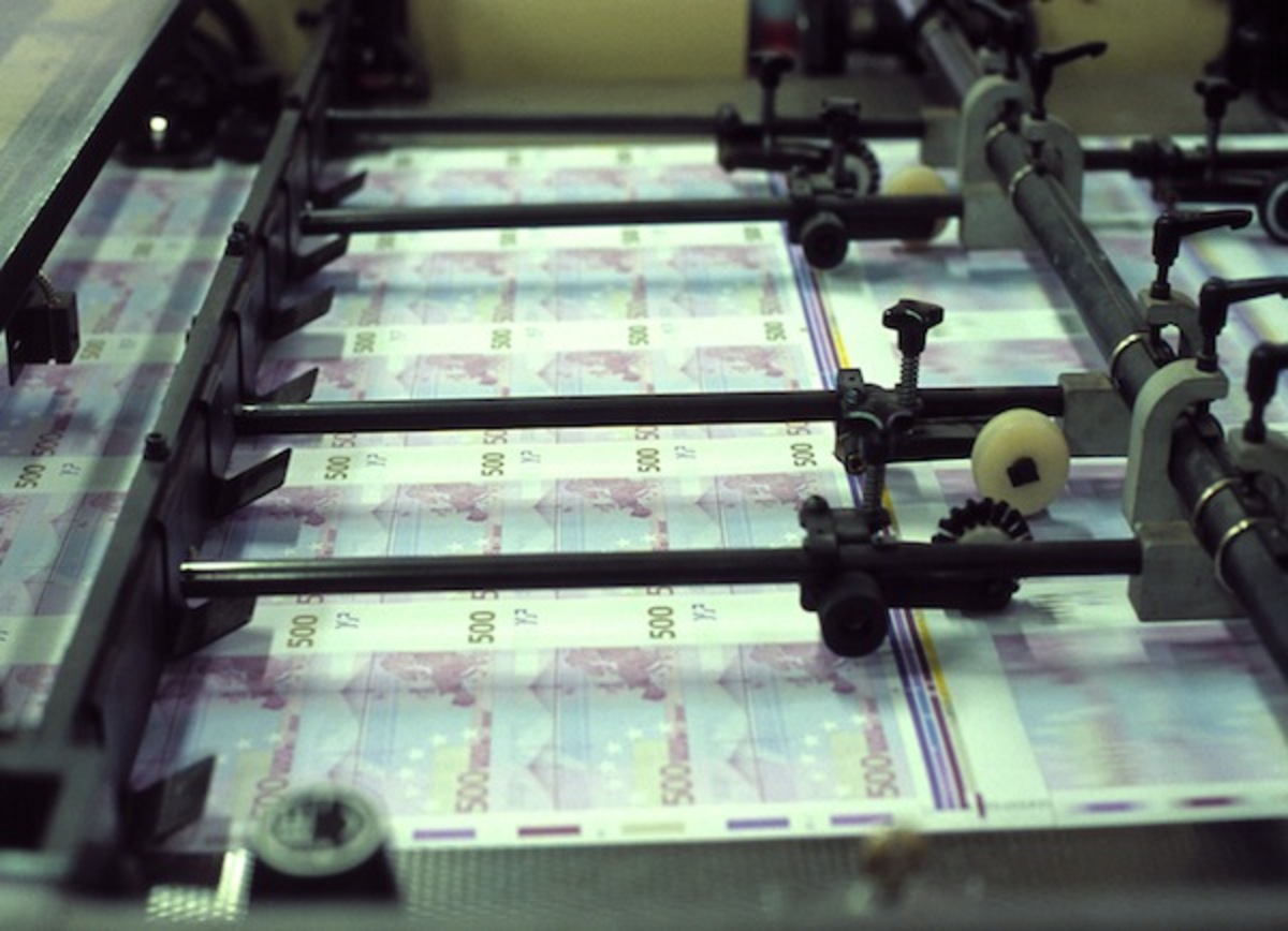 Η ΕΚΤ δίνει στροφές στις μηχανές εκτύπωσης χρήματος