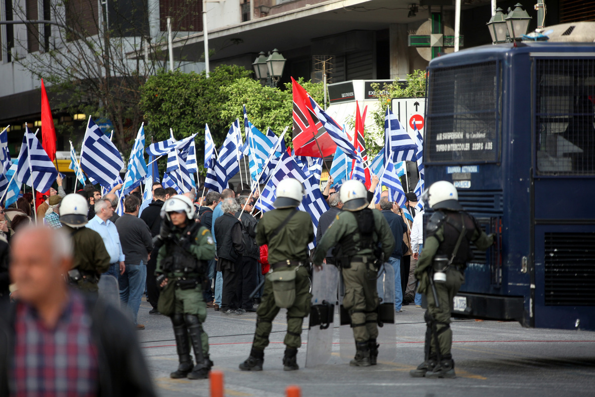 “Εμφύλιος” στην κυβέρνηση για τα έκτροπα στον Πειραιά! Ο ΣΥΡΙΖΑ κατά ΕΛ.ΑΣ και  Τόσκα για τη ΧΑ – Βίντεο ντοκουμέντο από την επίθεση χρυσαυγίτη