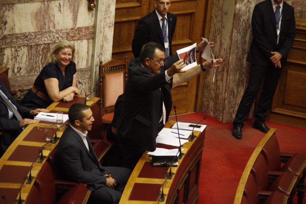 Νέος χαμός στη Βουλή! Χρυσαυγίτες φώναζαν “τουρκόσπορους” τους βουλευτές
