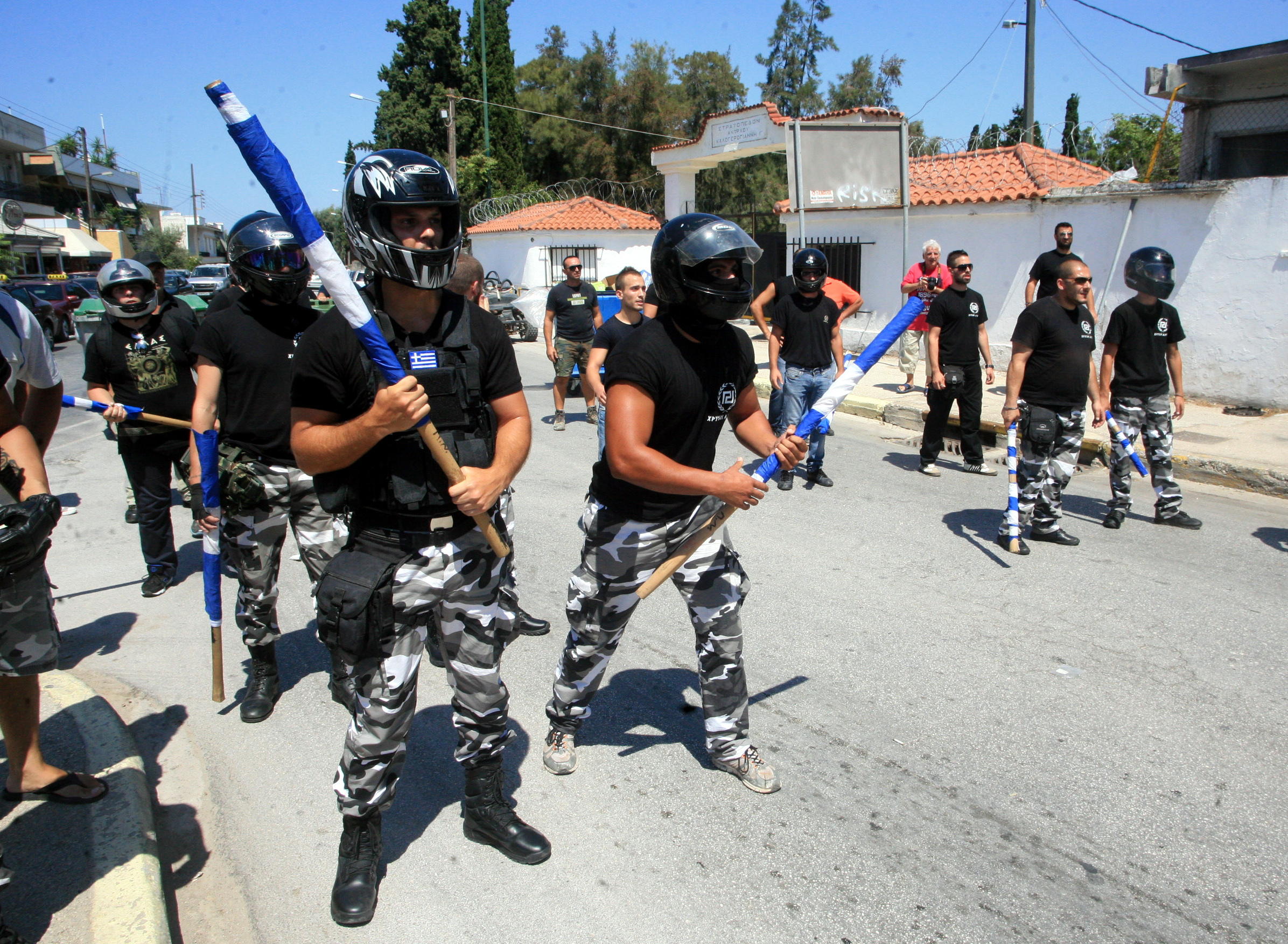 Προσαγωγή βουλευτή της ΧΑ – Συμπλοκή χρυσαυγιτών με αντιεξουσιαστές