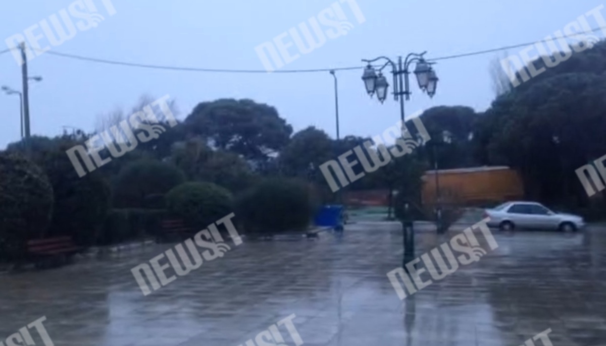 Χιονίζει στην Πεντέλη