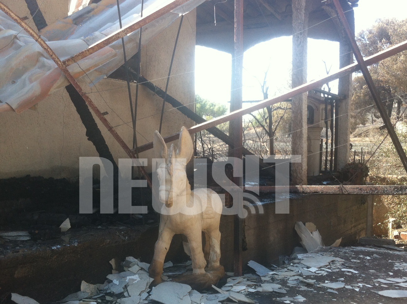 To παιδικο ξύλινο αλογάκι του κατεστραμμένου σπιτιού στη Σιντερίνα εμεινε για να θυμίζει τις ευτυχισμένες μέρες πριν την καταστροφική φωτιά