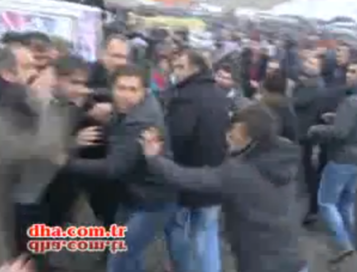 Λιντσάρισμα τούρκου αξιωματούχου από συγγενείς των 35 θυμάτων! Βίντεο