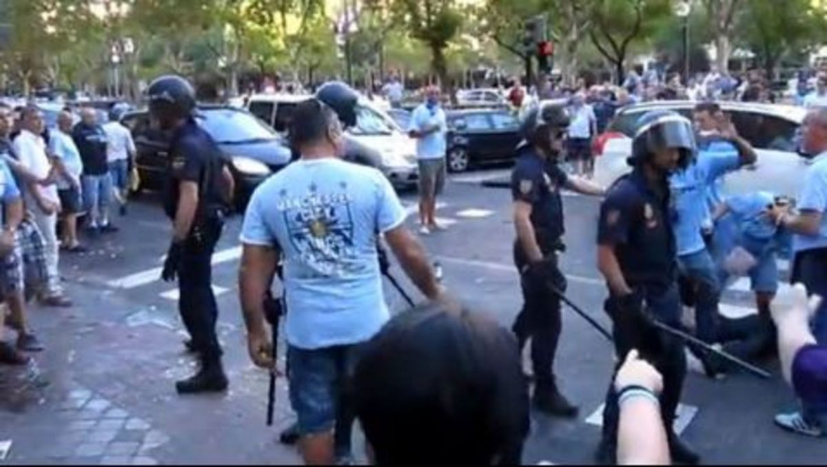 Άγριο ξύλο σε οπαδούς της Σίτι από Ισπανούς αστυνομικούς! (VIDEO)