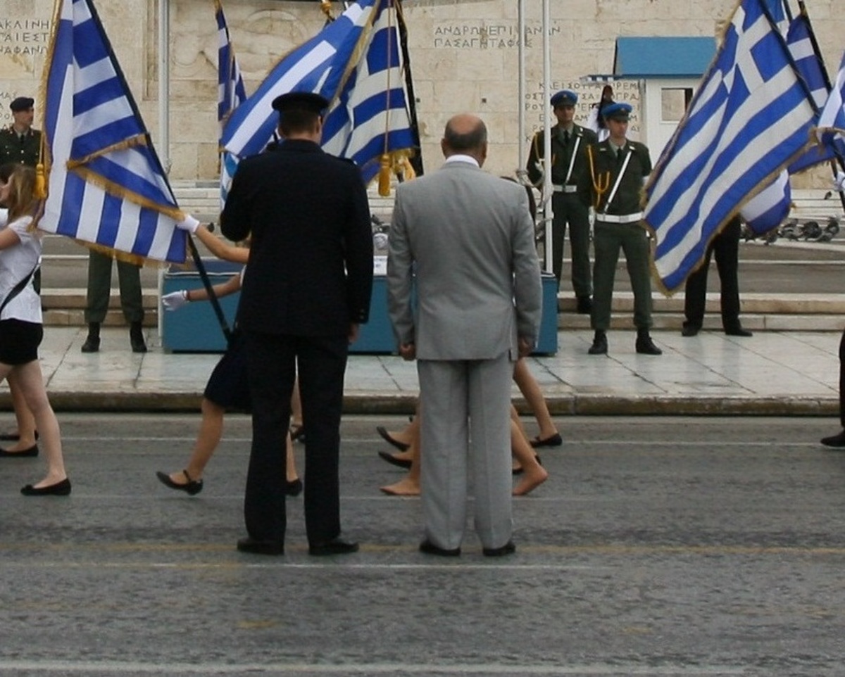 Η ξυπόλυτη σημαιοφόρος – ΦΩΤΟ κ VIDEO