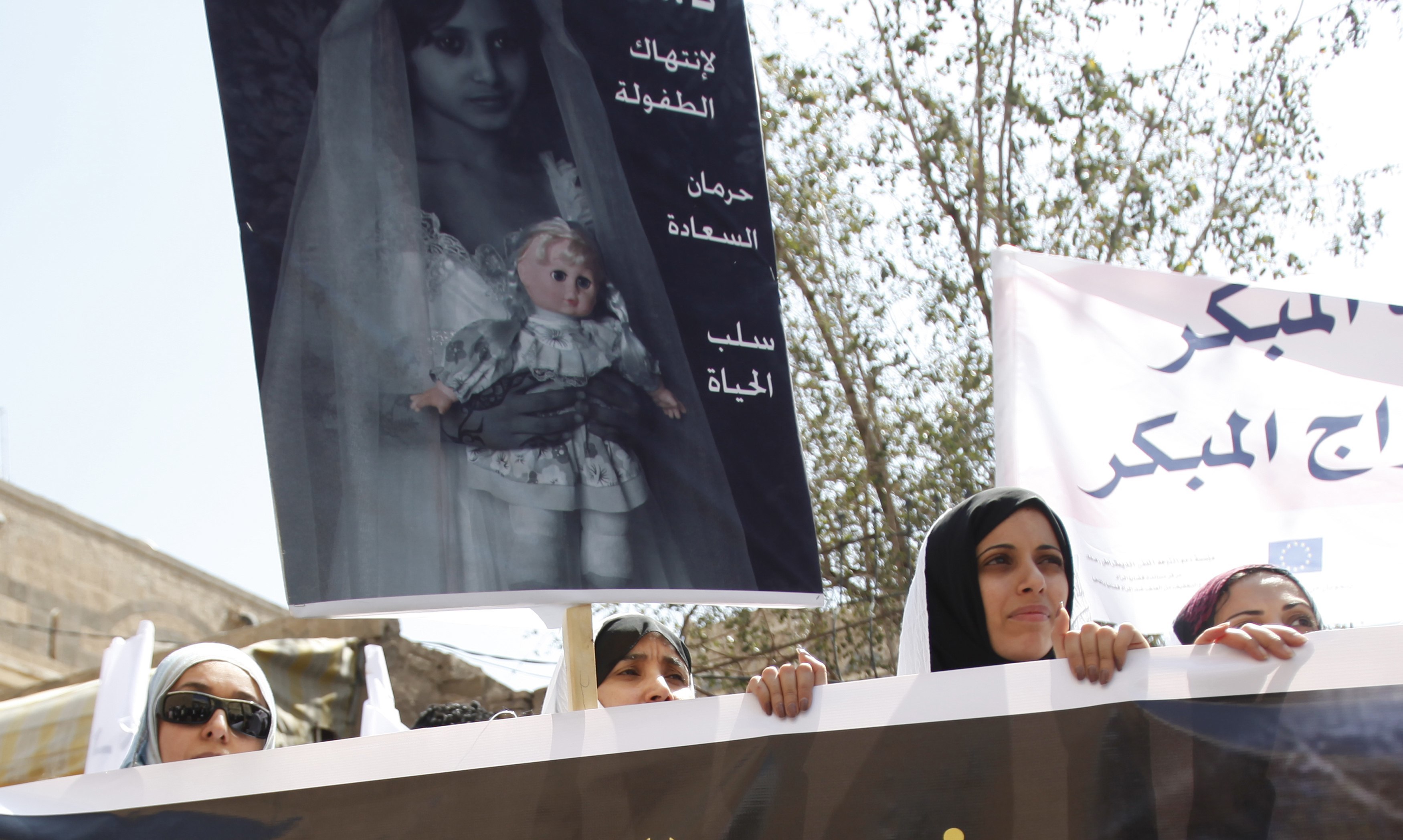 Από την διαδήλωση που έγινε στις 23 Μαρτίου για να μην γίνει ο γάμος της 13χρονης. ΦΩΤΟ REUTERS