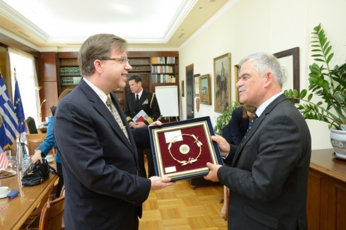 Γιατί πήγε στο ΥΠΕΘΑ αξιωματούχος του Στέϊτ Ντιπάρτμεντ; Τι ειπώθηκε για τον Ξηρό