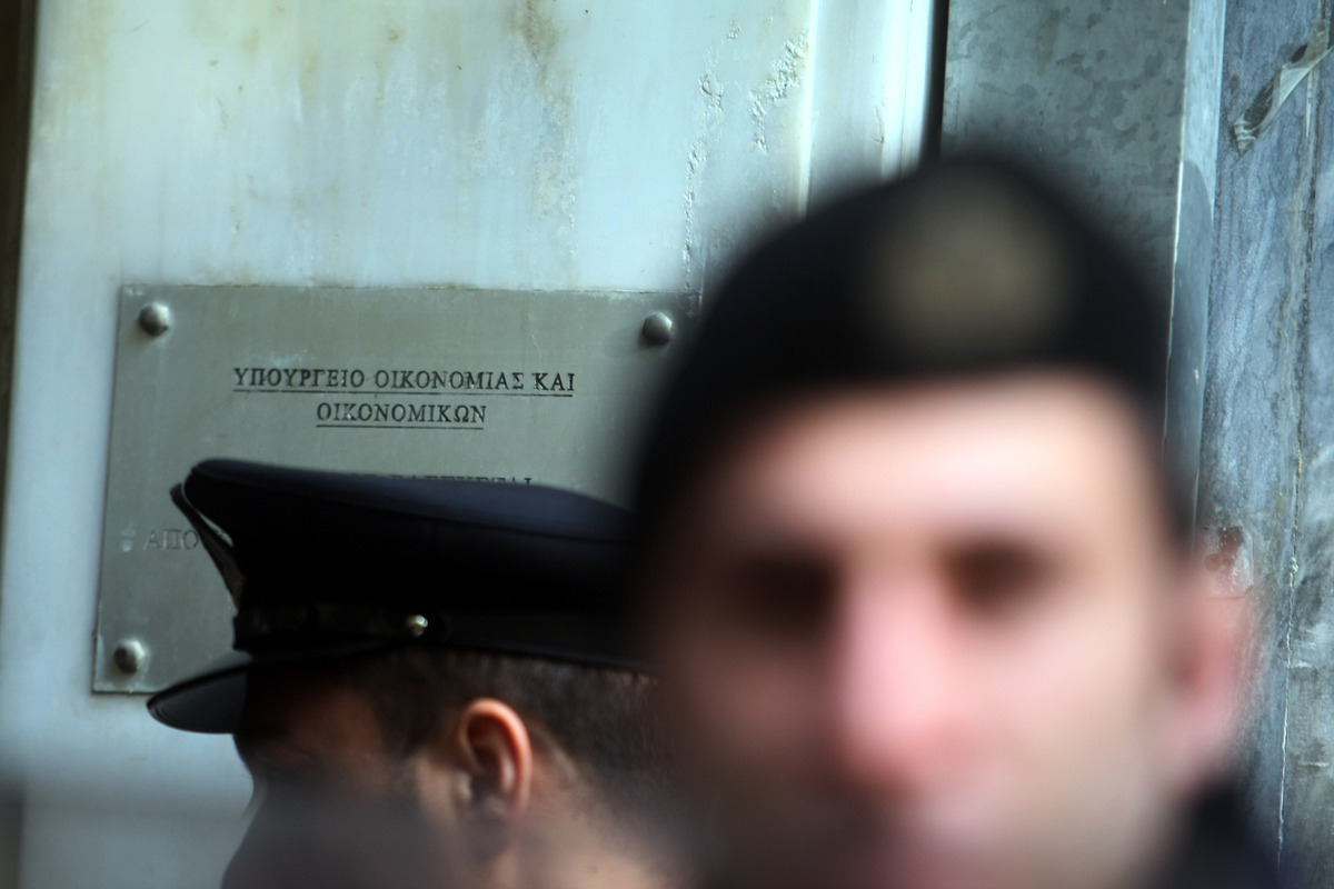 “Πήραν και αύξηση οι στρατιωτικοί”, λένε από το ΥΠΟΙΚ και προκαλούν αντιδράσεις