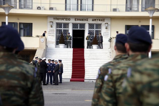 ΣΔΟΕ ‘τσίμπησε” υπάλληλο του ΥΠΕΘΑ και “συγγενή” ελεγχόμενου για εξοπλισμούς