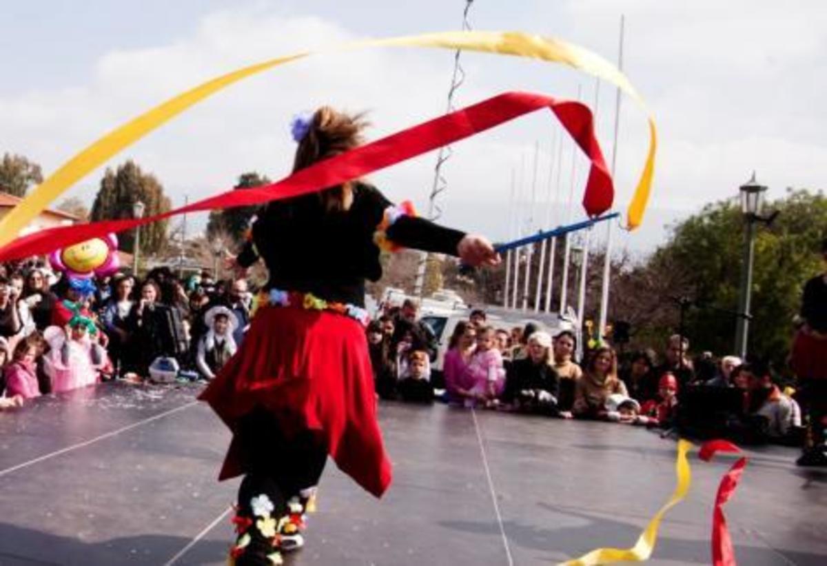 Αποκριάτικο ξεφάντωμα στην Πλάκα – Τα νταούλια έδωσαν το ρυθμό – ΒΙΝΤΕΟ