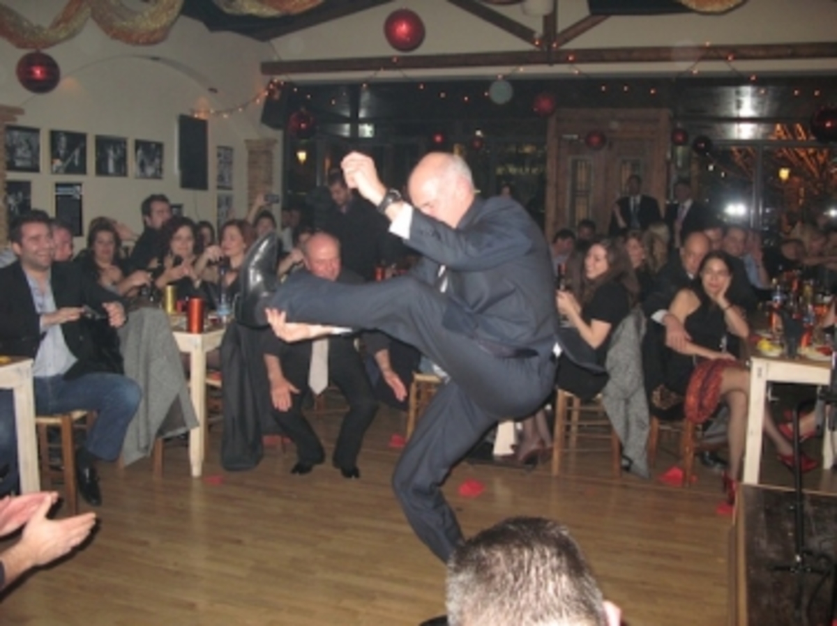 Το ζεϊμπέκικο του Πρωθυπουργού στην αλλαγή του χρόνου – Δείτε το video