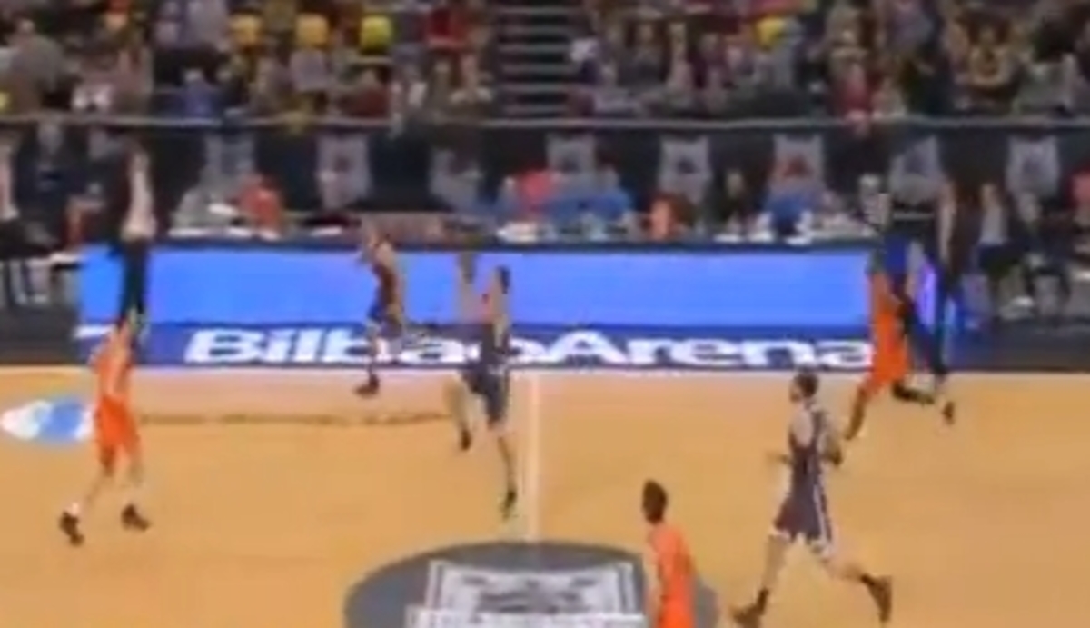 Ο Ζήσης τα βάζει και από το κέντρο (VIDEO)