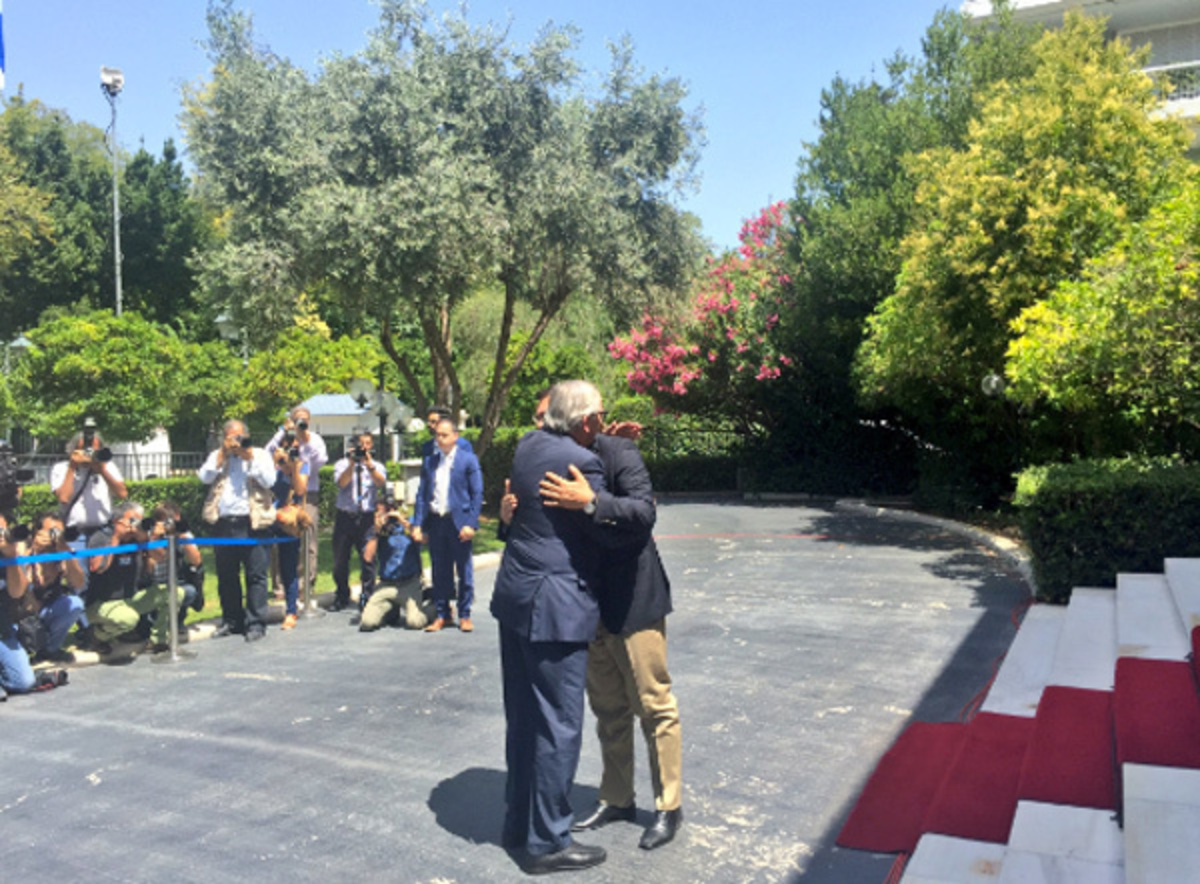 Αγκαλιές και φιλιά Τσίπρα – Γιούνκερ στο Μαξίμου – Ζητώ τον σεβασμό στην αξιοπρέπεια των Ελλήνων