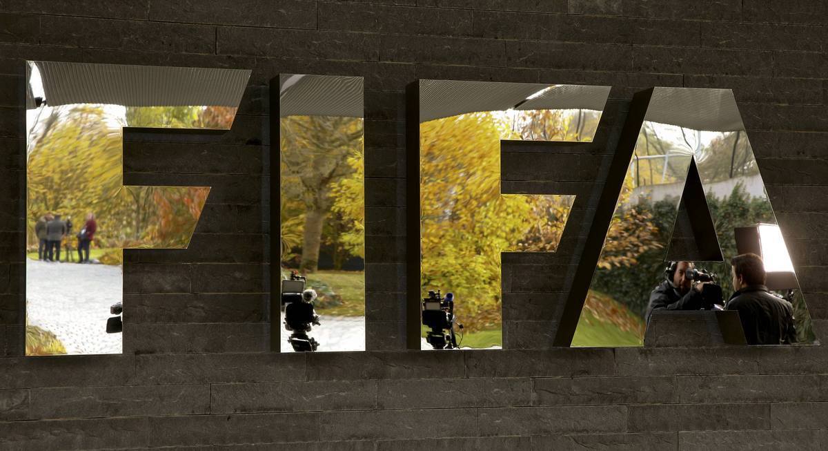 FIFA: Ζήτησε από την ΕΠΟ ραντεβού με τις ομάδες για τη διαιτησία