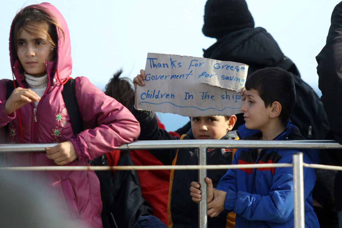 Ο μικρός μετανάστης ευχαριστεί με τον δικό του τρόπο τους Έλληνες που έδωσαν τέλος στο μαρτύριό του - ΦΩΤΟ από ΑΠΕ - ΜΠΕ
