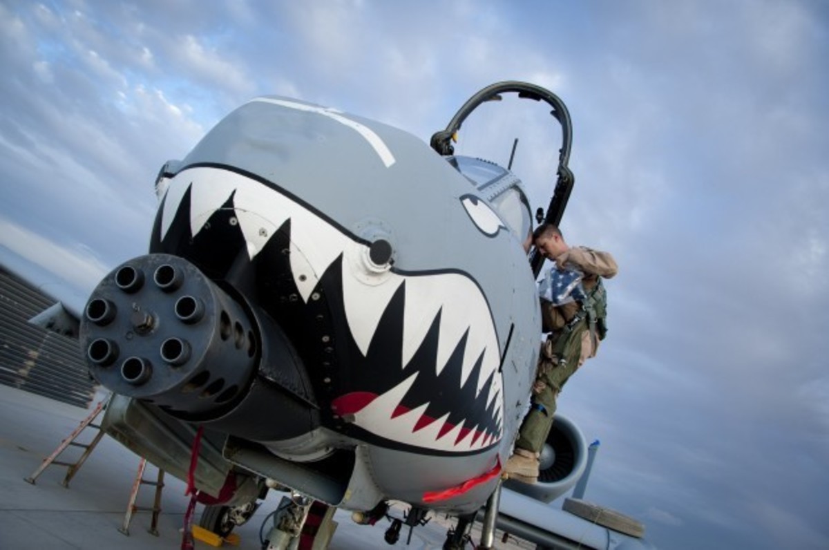 Το θρυλικό μαχητικό Α-10 “κόβει” τα φτερά του F-35