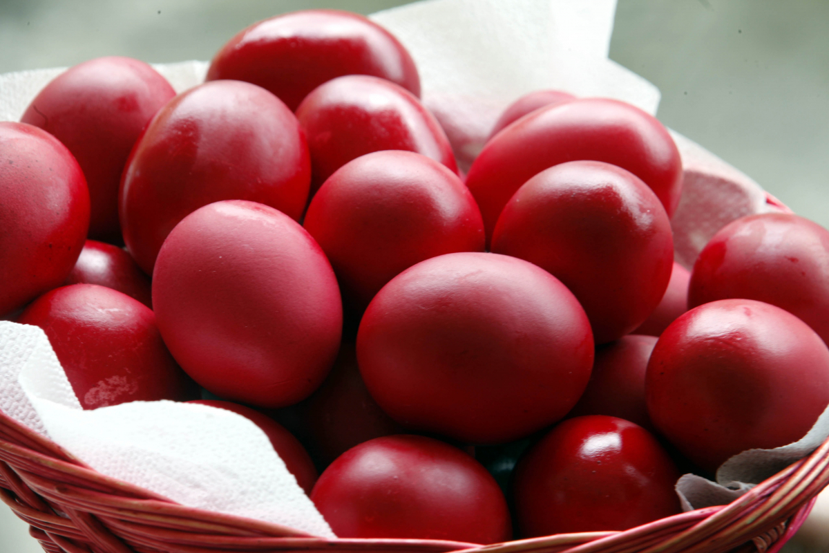 Μεγάλη Πέμπτη: Σήμερα βάφουμε τα αυγά κόκκινα!