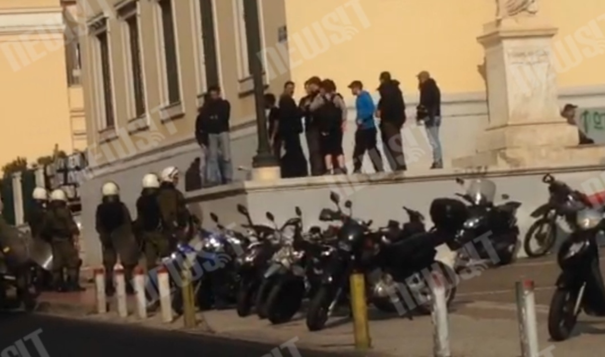 Αστυνομικοί δίπλα στους καταληψίες