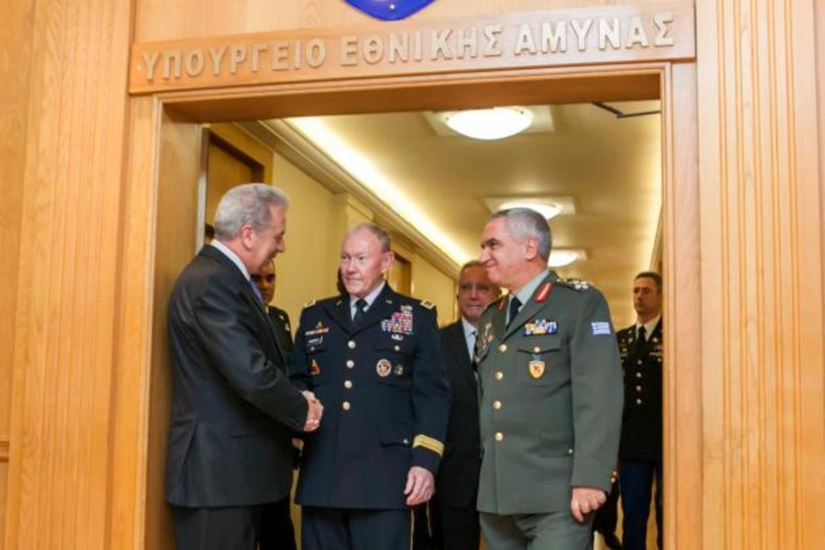 “Πολλά αστέρια” στο ΥΠΕΘΑ – Η επίσκεψη του αμερικανού Αρχηγού σε φωτογραφίες