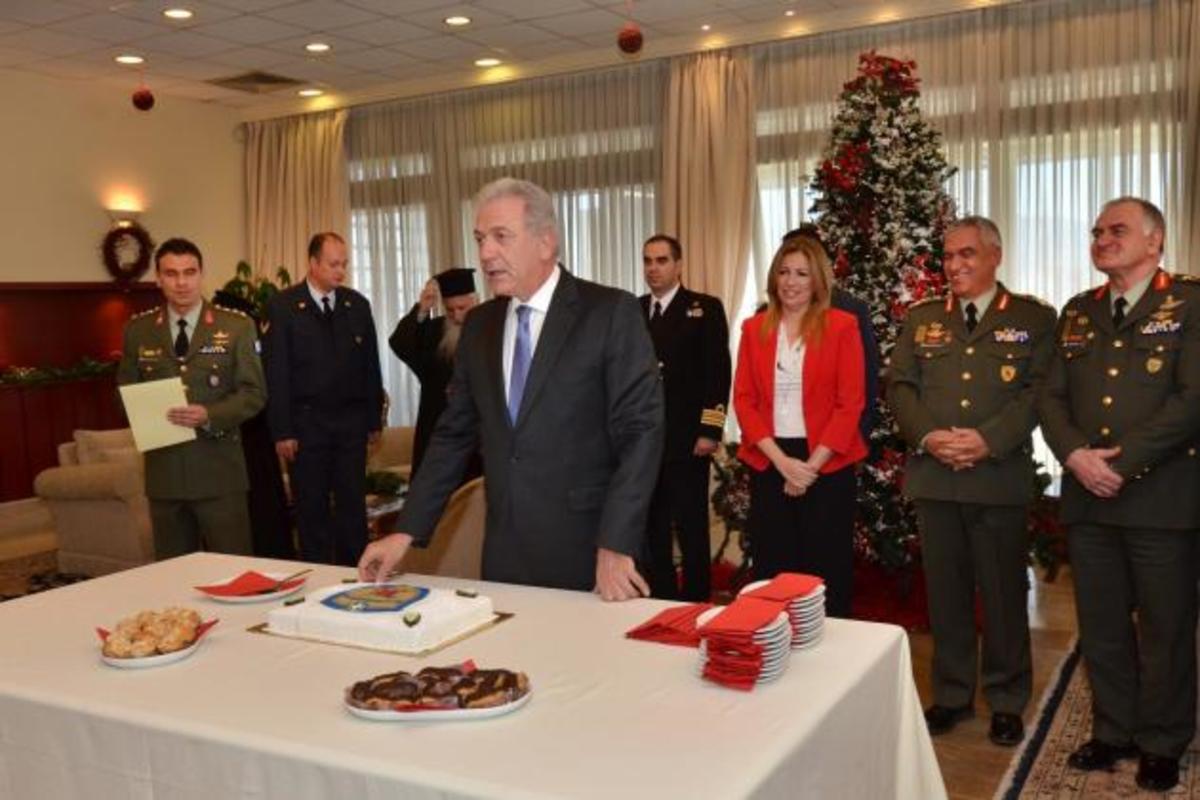 Αβραμόπουλος ο “ειρηνοποιός” – Μήνυμα για συνεργασία την ώρα που ΝΔ – ΣΥΡΙΖΑ “σφάζονται”