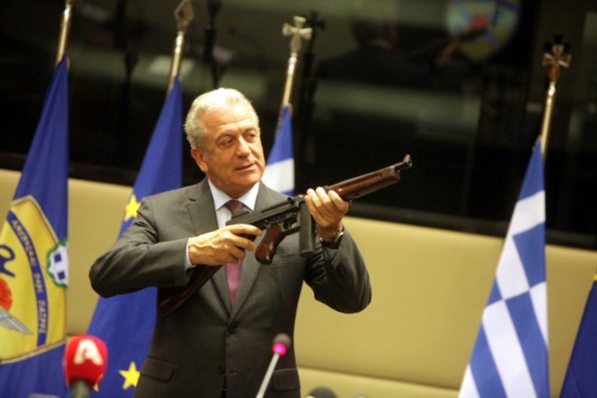 Σε ποιους είπε το τελευταίο αντίο ο Αβραμόπουλος – ΒΙΝΤΕΟ
