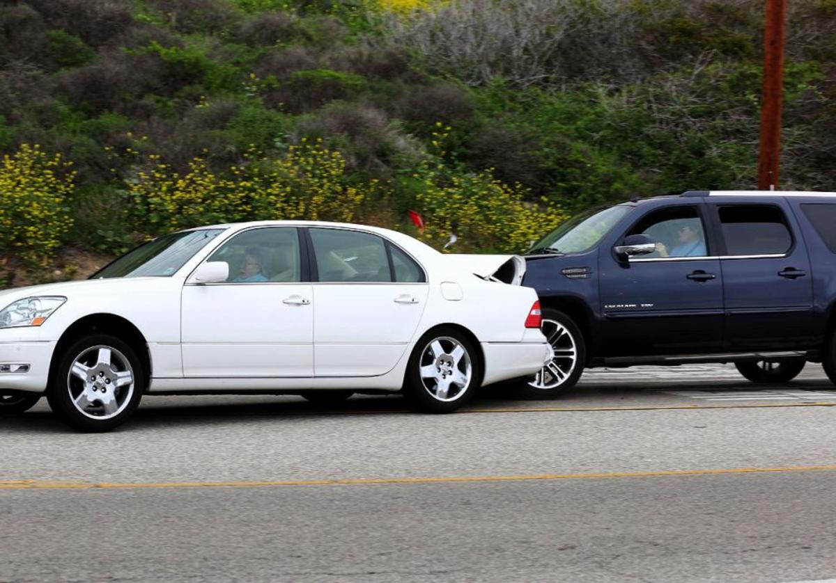 Καρέ-καρέ η στιγμή που το αυτοκίνητο του πατριού της Kim Kardashian πέφτει στο προπορευόμενο όχημα!