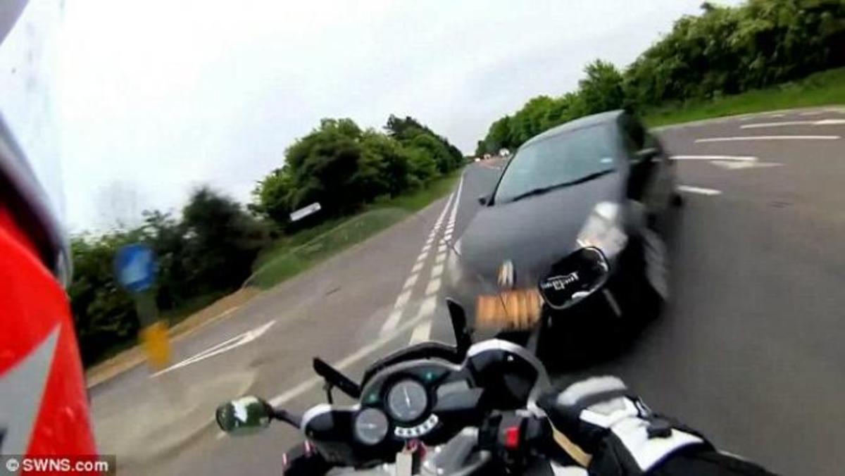 Ανατριχιαστικό βίντεο: Μοτοσικλετιστής καταγράφει τη μοιραία πορεία προς τον θάνατό του!