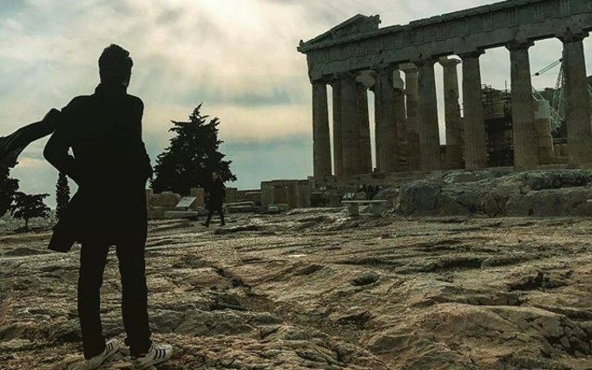 Διάσημος star του Hollywood φωτογραφίζεται στην Ακρόπολη και δεν τον κατάλαβε κανείς!