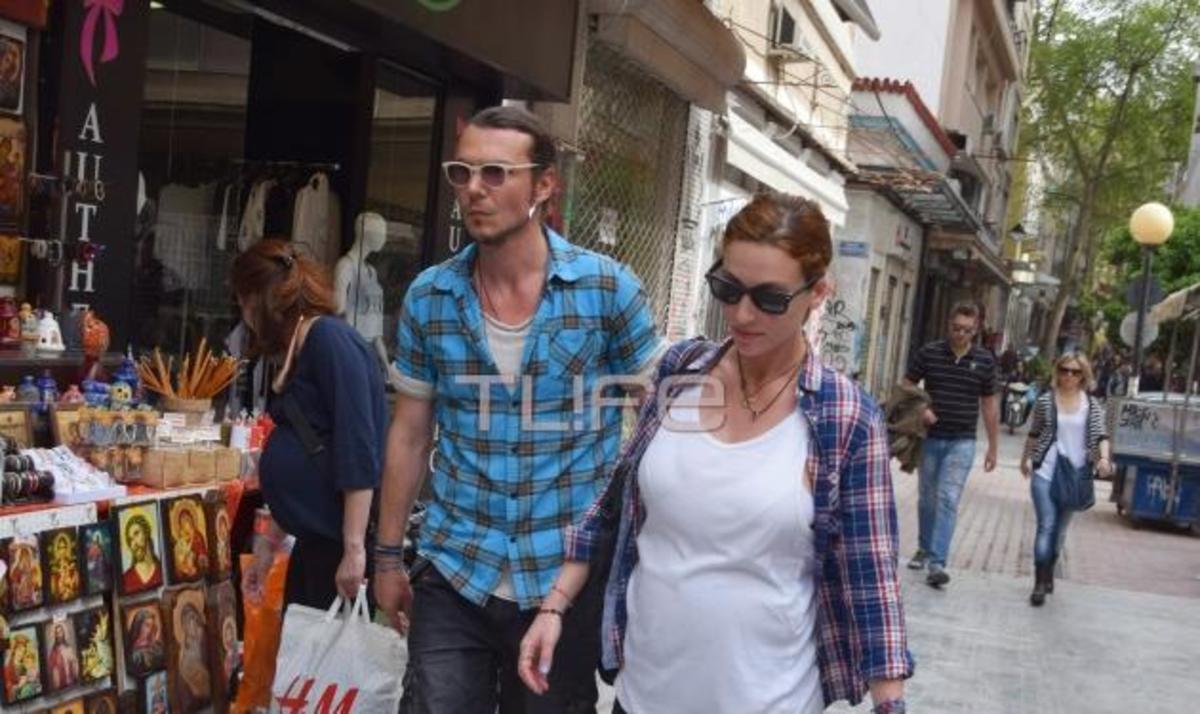 Ιωάννης Παπαζήσης – Βανέσα Αδαμοπούλου: Βόλτες στην Αθήνα, πριν έρθει ο πελαργός