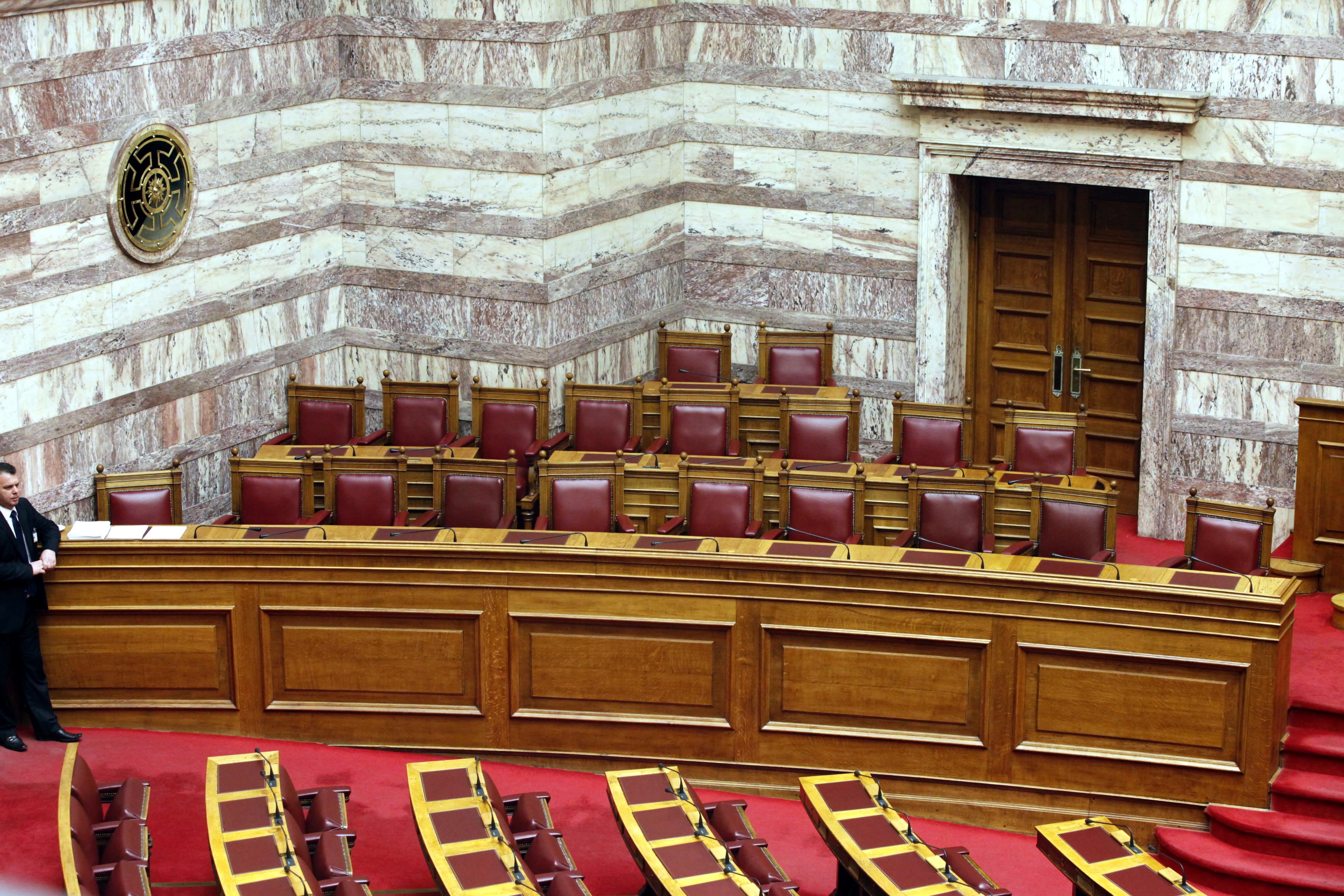 Εικόνα διάλυσης στη Βουλή! Συνεδρίαση – ρεκόρ 5 λεπτών – Ποιοί είναι οι “κοπανατζήδες” υπουργοί