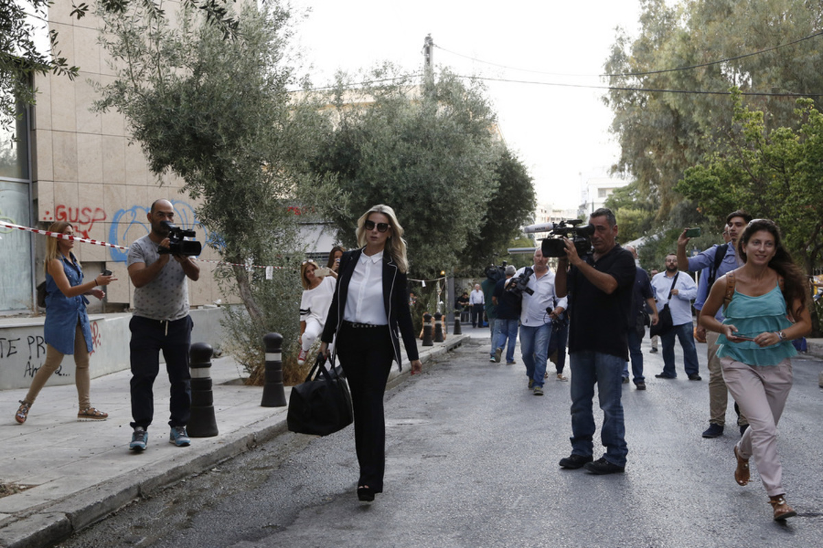 Τηλεοπτικές άδειες, το photostory: Η καλλονή, τα παπούτσια του Σαββίδη και άλλες… “ιστορίες” [pics]