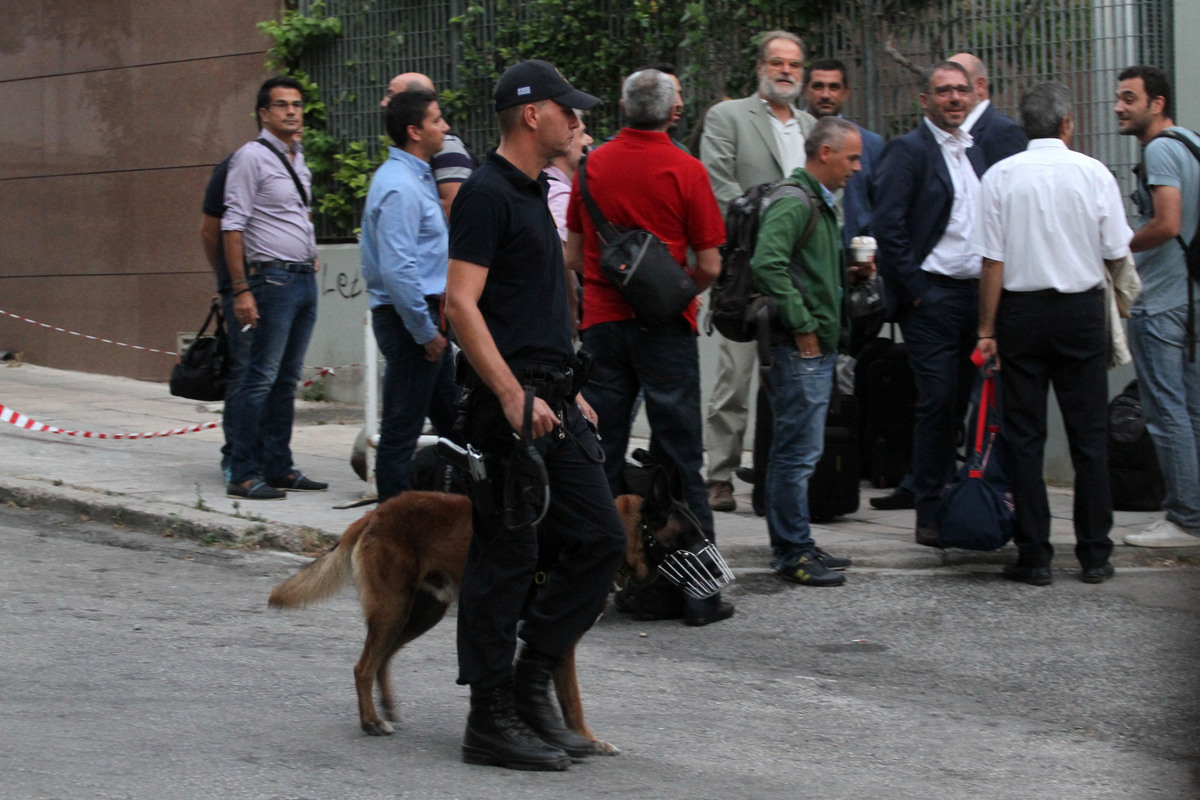 Τηλεοπτικές άδειες: Μια ημέρα έγκλειστοι και η αγωνία παρατείνεται