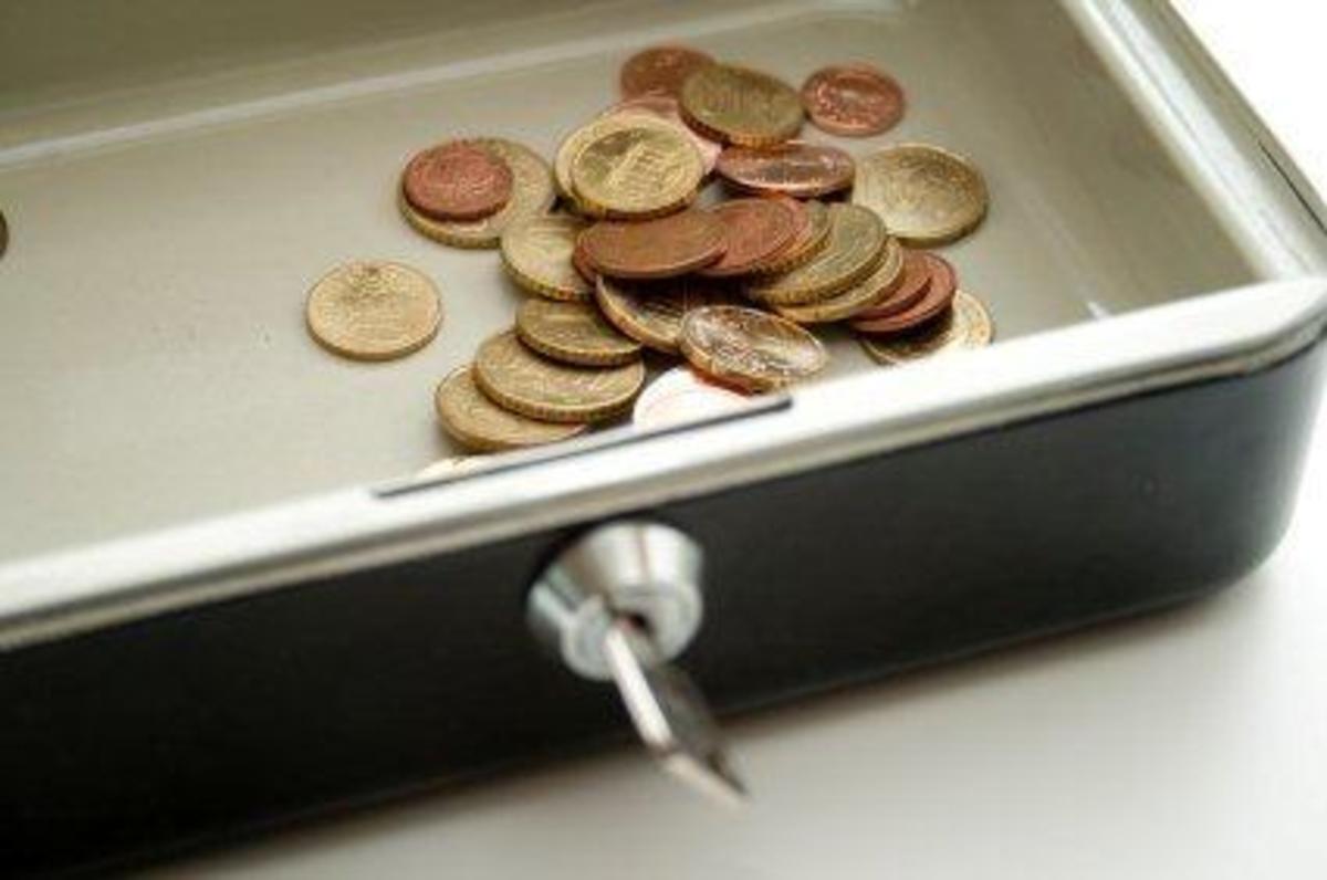 Ταπί! Έλληνας αξιωματούχος στο Reuters: Μας έχουν μείνει 2 δισ και θα τα δώσουμε όλα για μισθούς και συντάξεις!