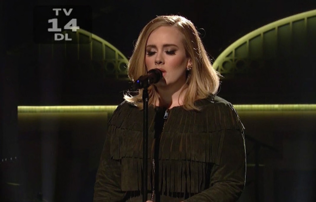 Adele: “Γονάτισαν” με την ερμηνεία της στο Saturday Night Live