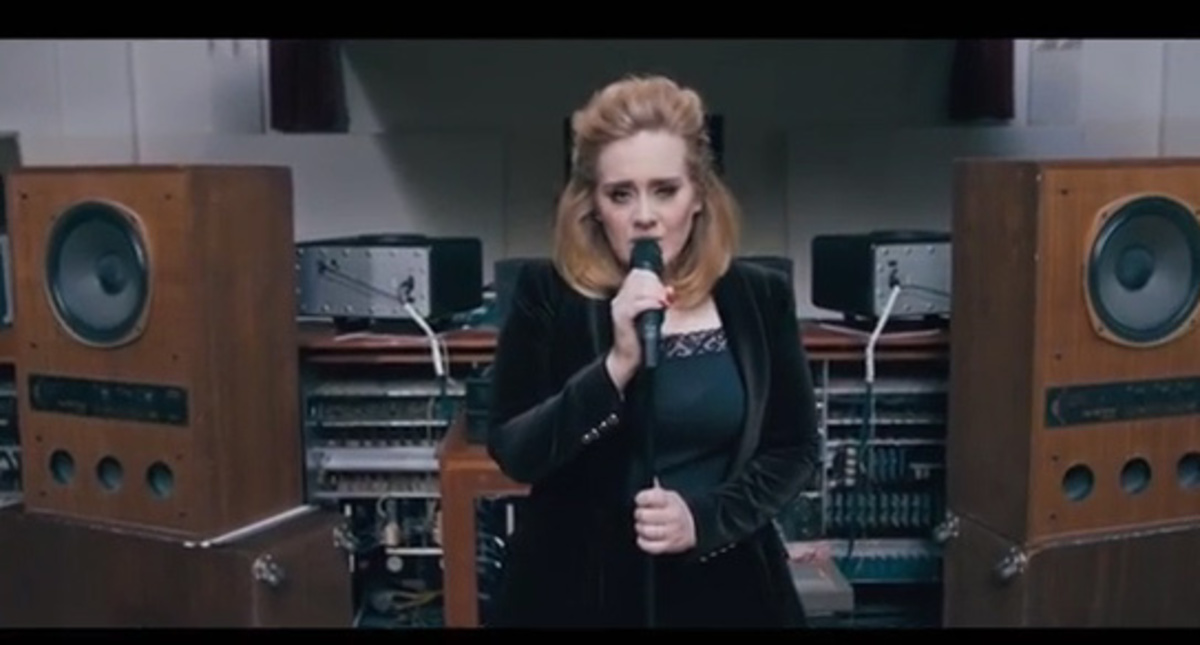 Hello? Βγήκε και νέο τραγούδι της Adele