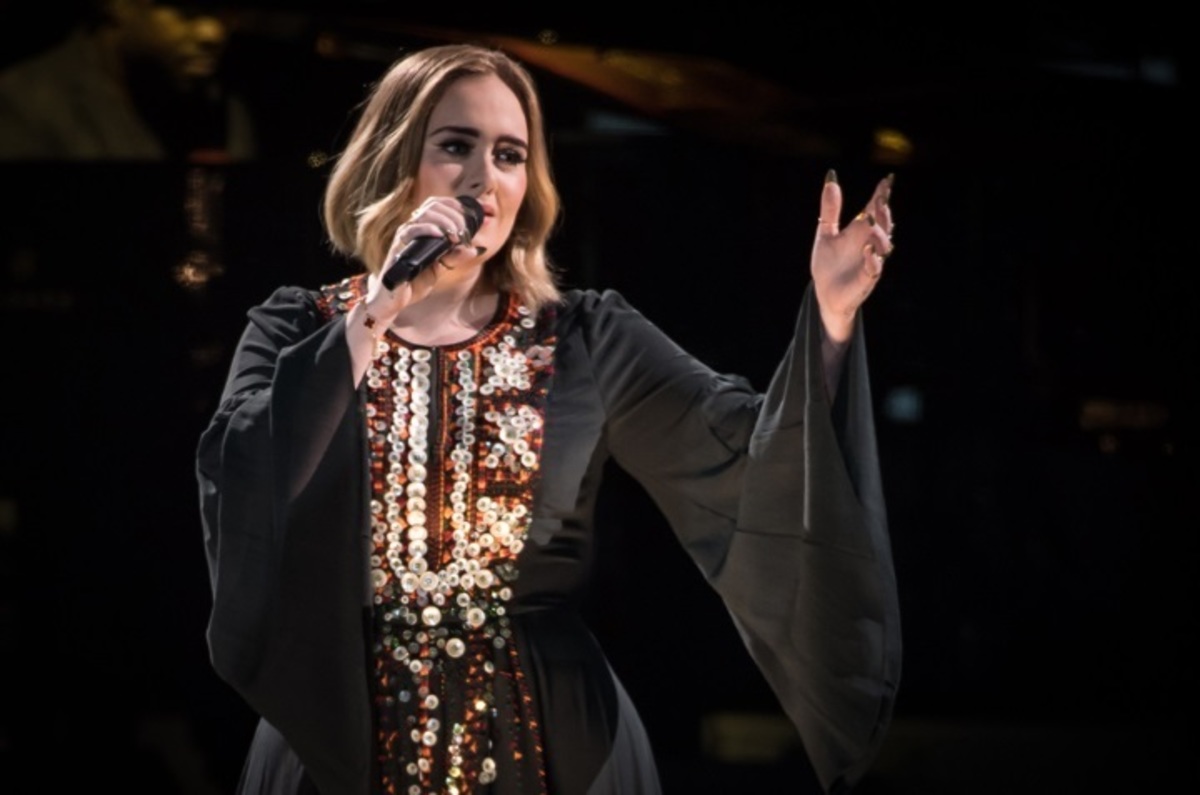 Η Adele ρεύτηκε κατά τη διάρκεια της συναυλίας της! ΒΙΝΤΕΟ