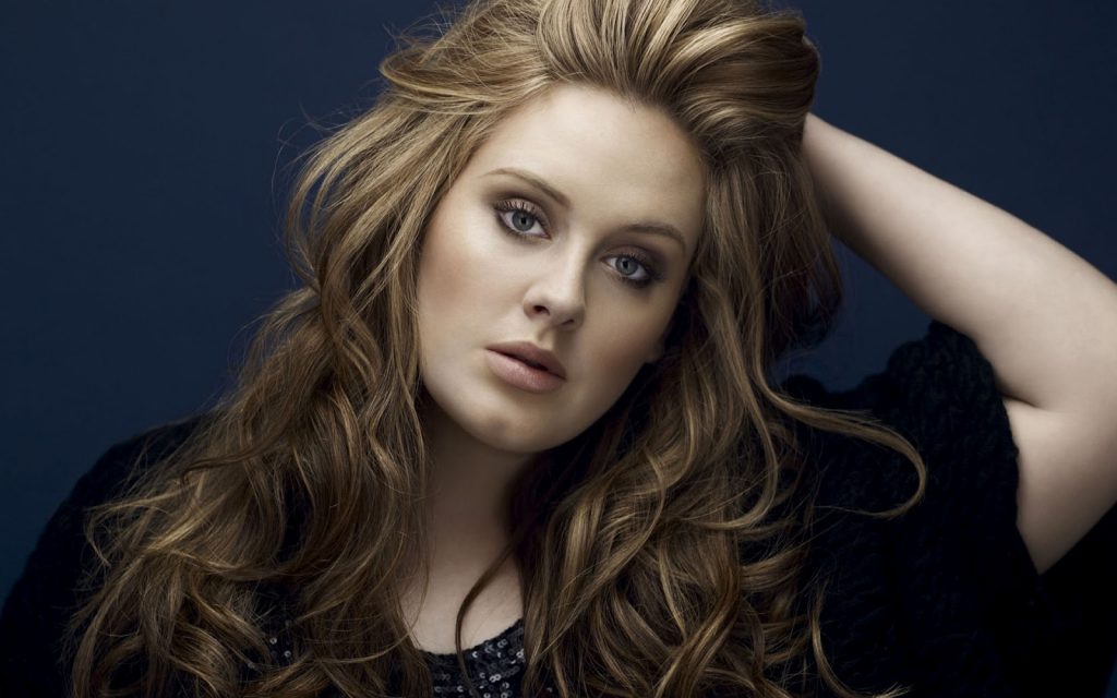 Αγνώριστη εμφανίστηκε η Adele σε συναυλία της Lady Gaga
