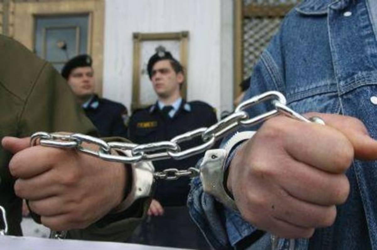 Χαλκίδα: Τους πέρασαν χειροπέδες… οικογενειακώς