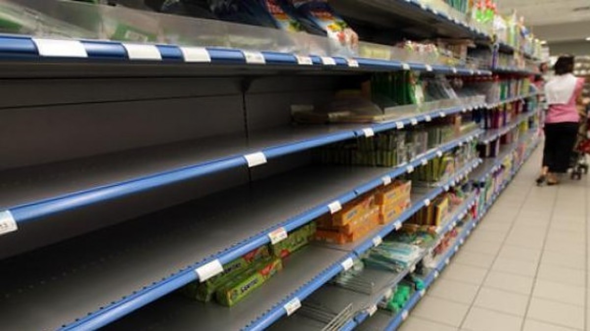 Λάρνακα: Συνθήκες πολέμου – Οι καταναλωτές αγοράζουν μόνο ξηρά τροφή – Τα ράφια άδειασαν (video)