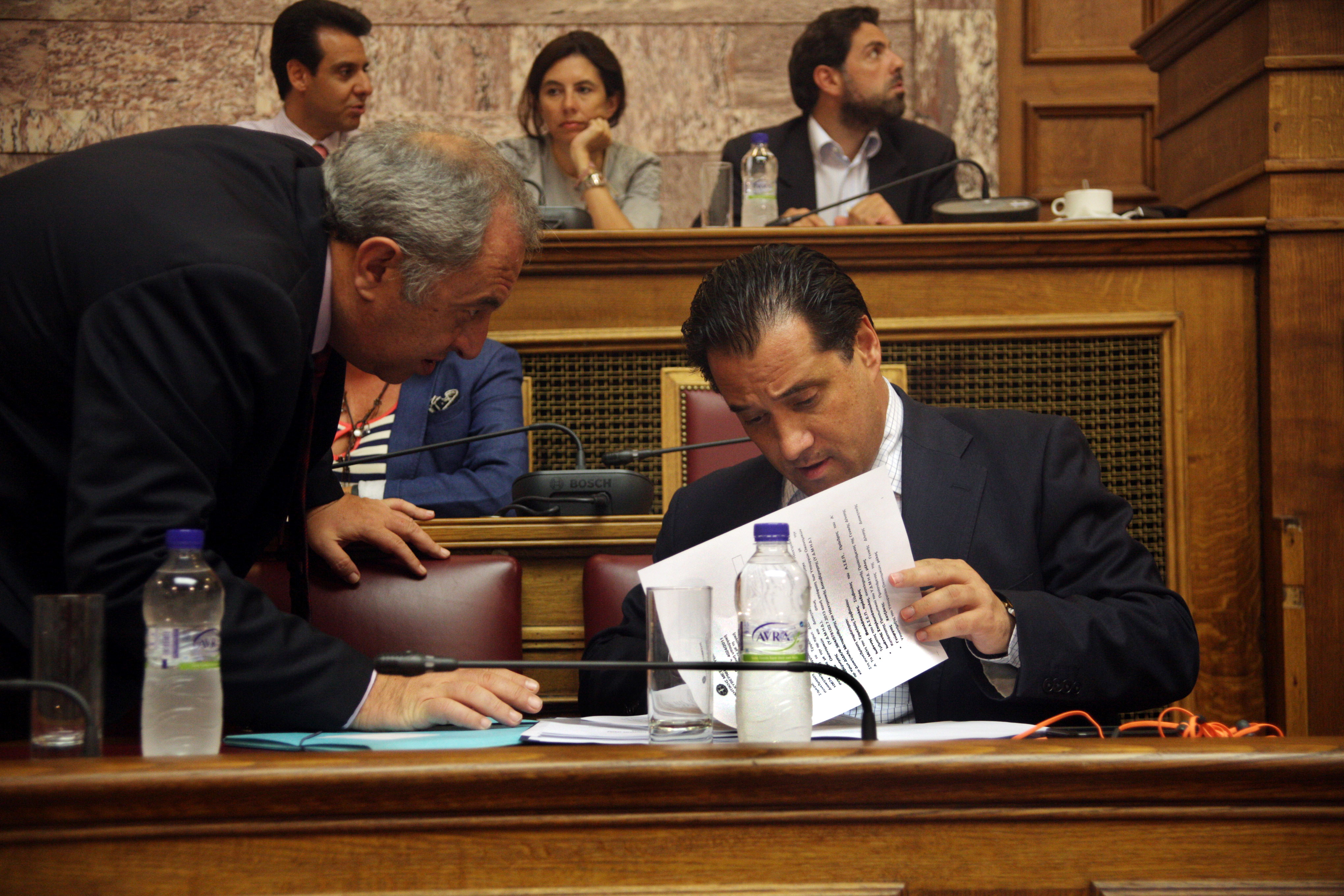 Άγριοι καυγάδες στη Βουλή με τον Άδωνι Γεωργιάδη για τις τιμές των φαρμάκων