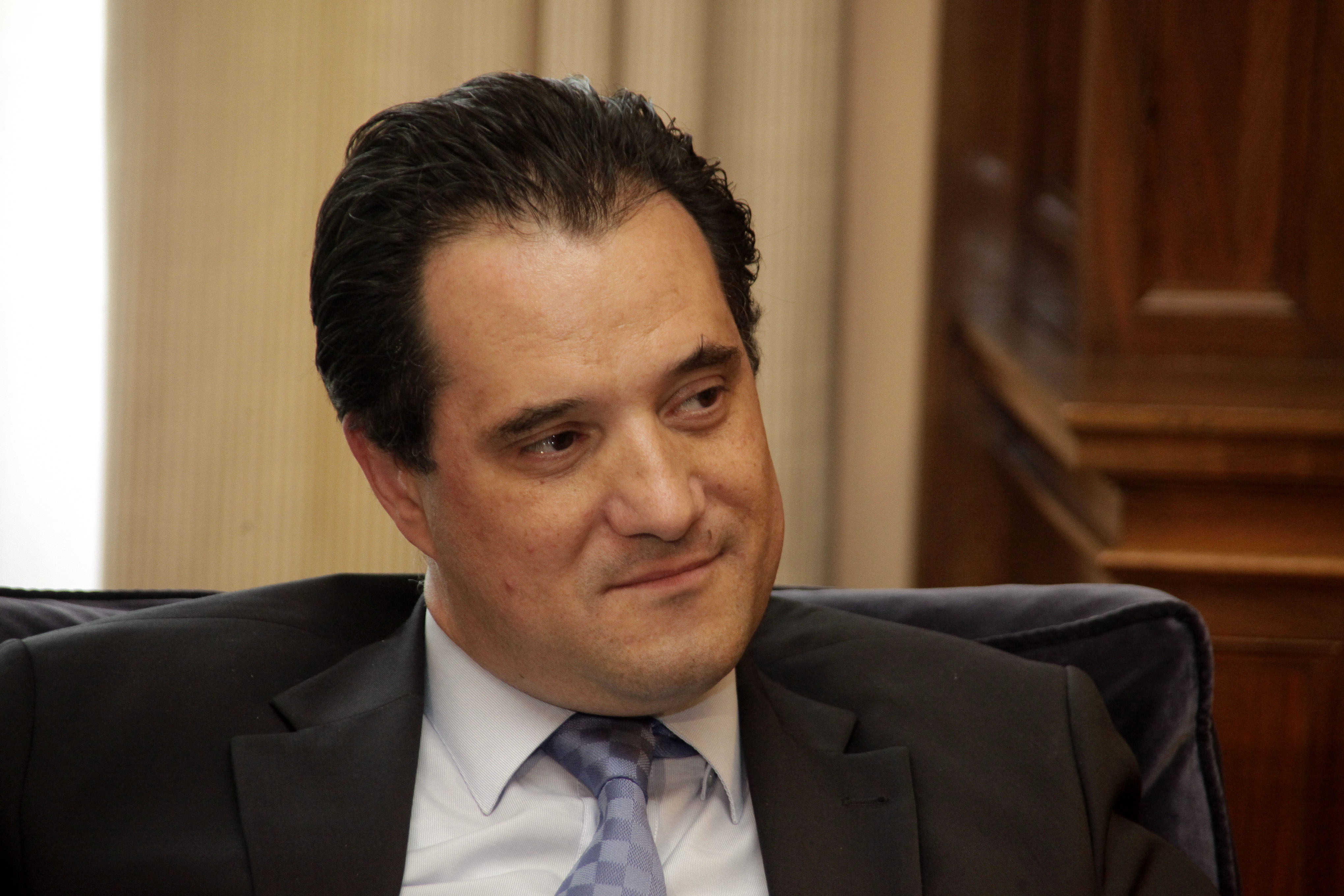 Οι 3 λόγοι που κρατούν τον Άδωνι στο υπουργείο ενόψει ανασχηματισμού