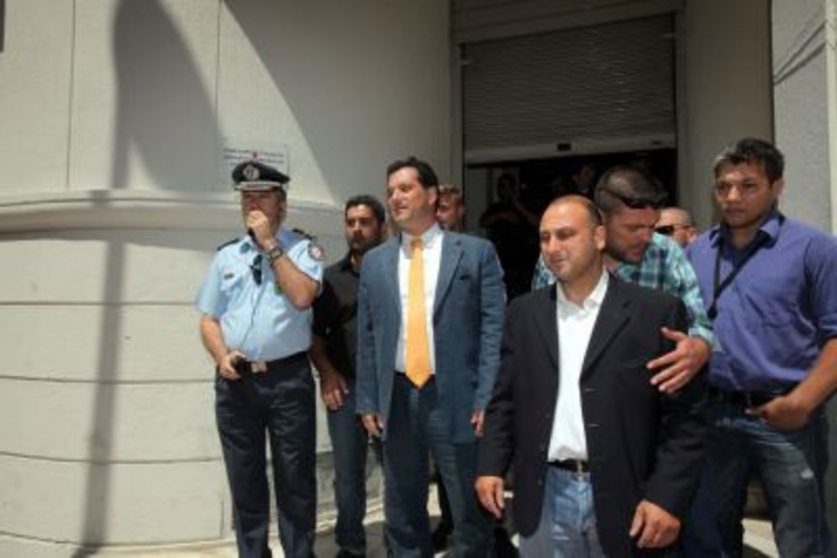 Κατέβηκε στους απεργούς στο πεζοδρόμιο ο Άδωνις