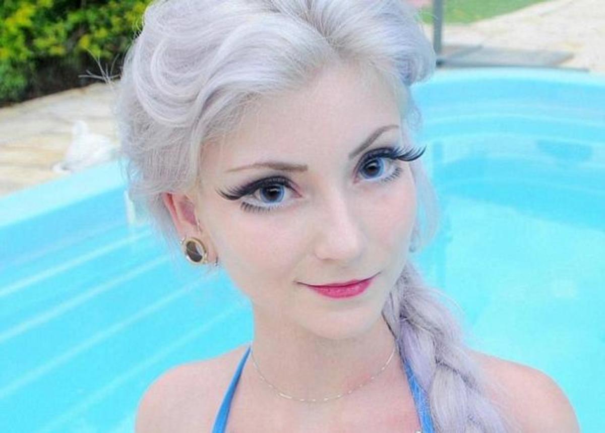 H ζωντανή Barbie από τη Βραζιλία, παραδέχεται ότι τρομάζει τον κόσμο στο δρόμο! Φωτογραφίες και βίντεο