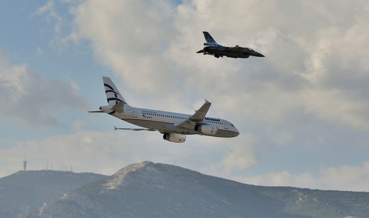 Σχηματισμός F-16 ΖΕΥΣ και Airbus A320 της AEGEAN