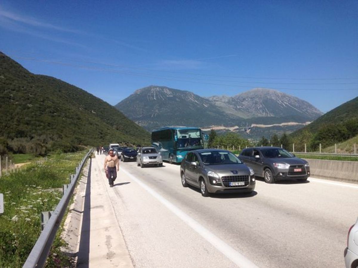 Κατάληψη οπαδών της Λάρισας στην Εγνατία