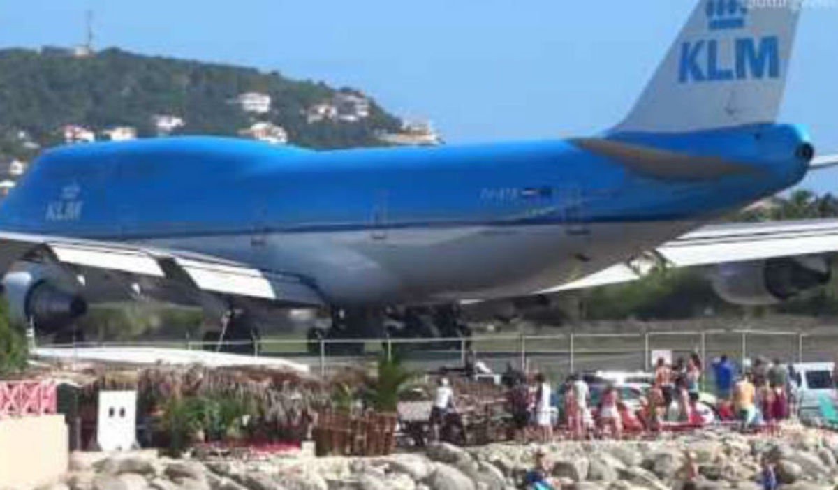 Το αεροπλάνο άνοιξε τις τουρμπίνες για απογείωση και εκτίναξε δεκάδες ανθρώπους στην παραλία! (vid)