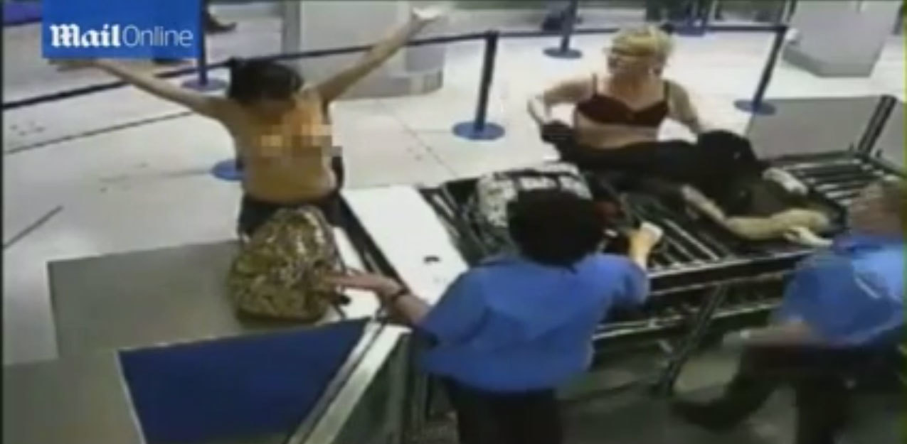 Έκαναν στριπτίζ στο αεροδρόμιο! Κυριολεκτικά… (VIDEO)