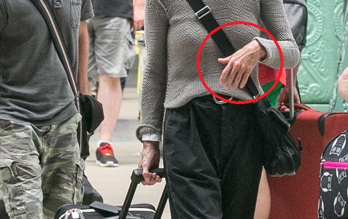 Αγνώριστη η ηθοποιός στον σιδηροδρομικό σταθμό!