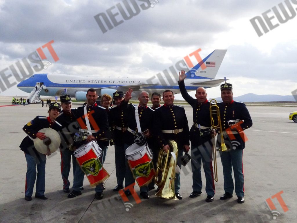 Επίσκεψη Ομπάμα: Και selfie με το Air Force One! [pic]